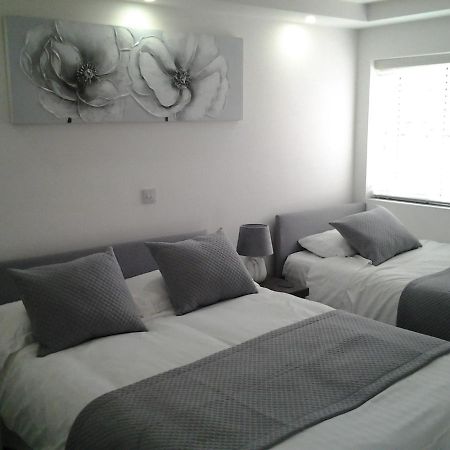 Lady Charlotte Guest Rooms Triple Rooms Dowlais Exterior photo