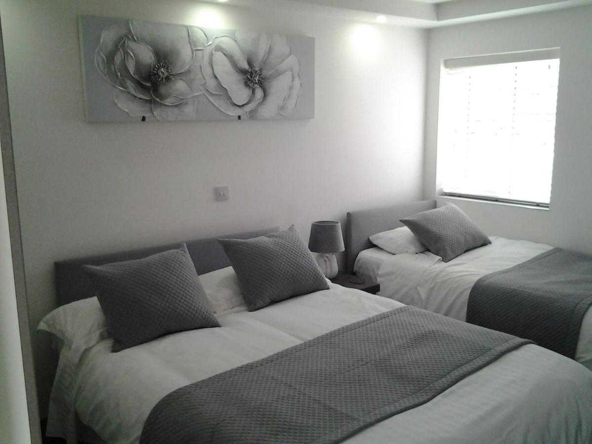 Lady Charlotte Guest Rooms Triple Rooms Dowlais Exterior photo