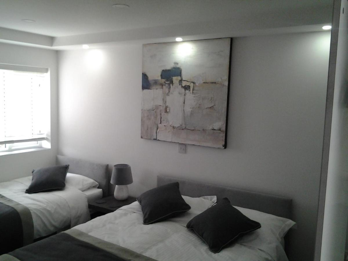 Lady Charlotte Guest Rooms Triple Rooms Dowlais Exterior photo
