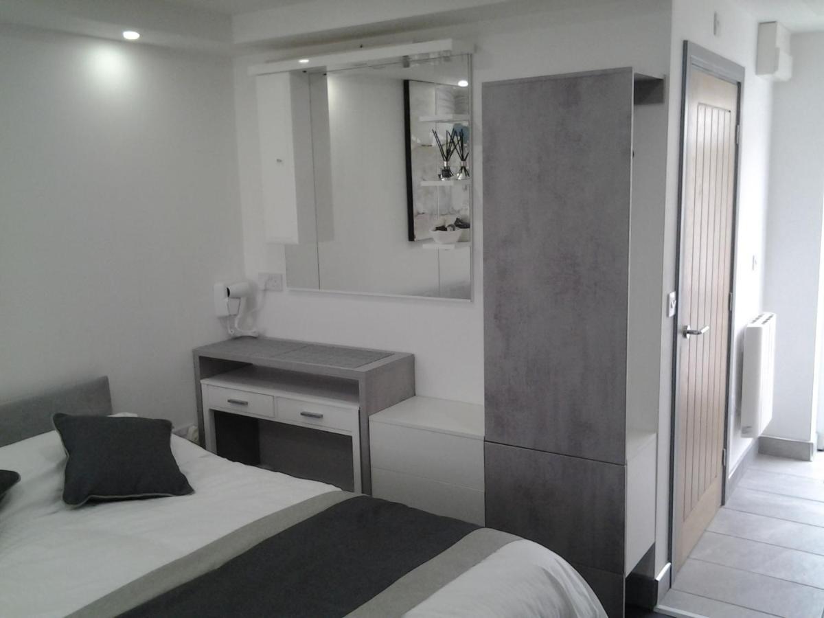 Lady Charlotte Guest Rooms Triple Rooms Dowlais Exterior photo