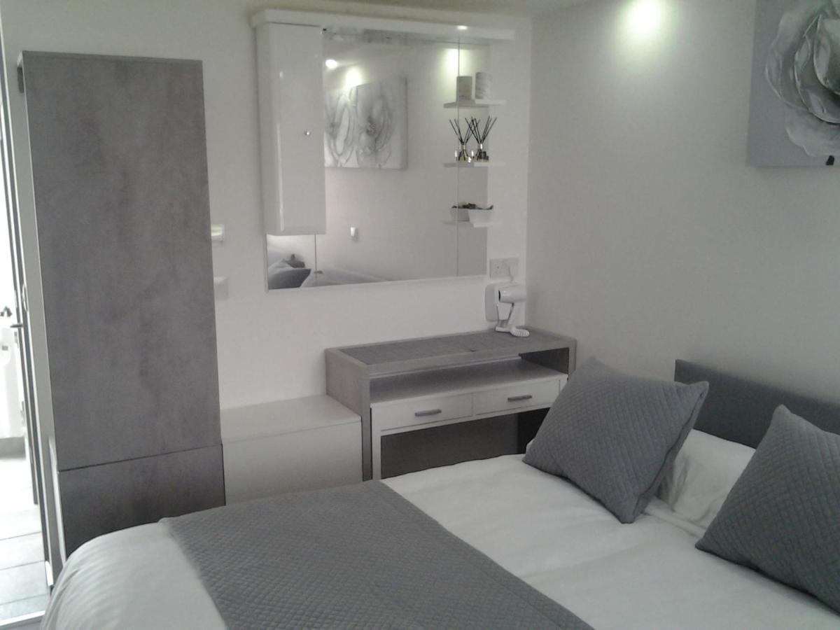 Lady Charlotte Guest Rooms Triple Rooms Dowlais Exterior photo