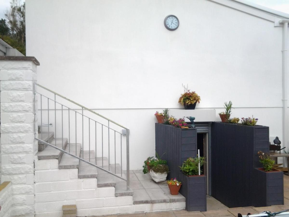 Lady Charlotte Guest Rooms Triple Rooms Dowlais Exterior photo