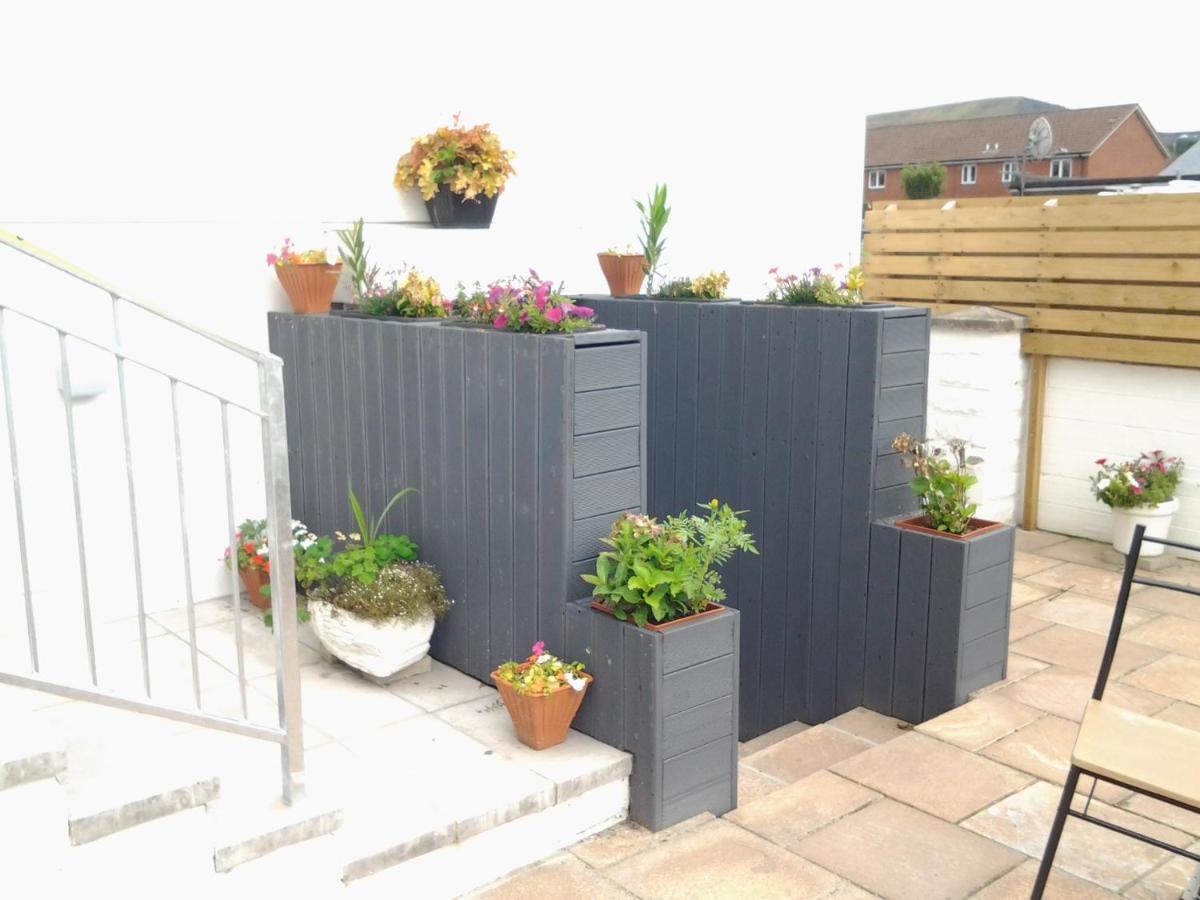 Lady Charlotte Guest Rooms Triple Rooms Dowlais Exterior photo