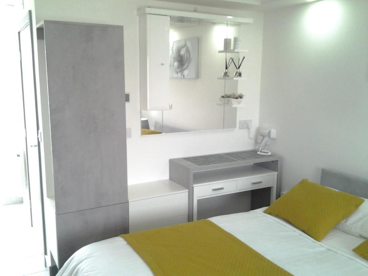 Lady Charlotte Guest Rooms Triple Rooms Dowlais Exterior photo
