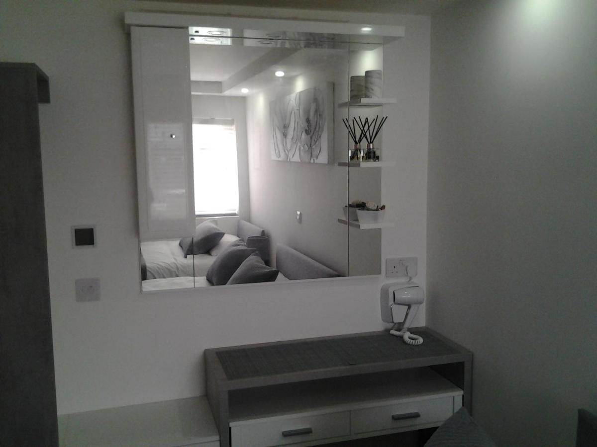 Lady Charlotte Guest Rooms Triple Rooms Dowlais Exterior photo