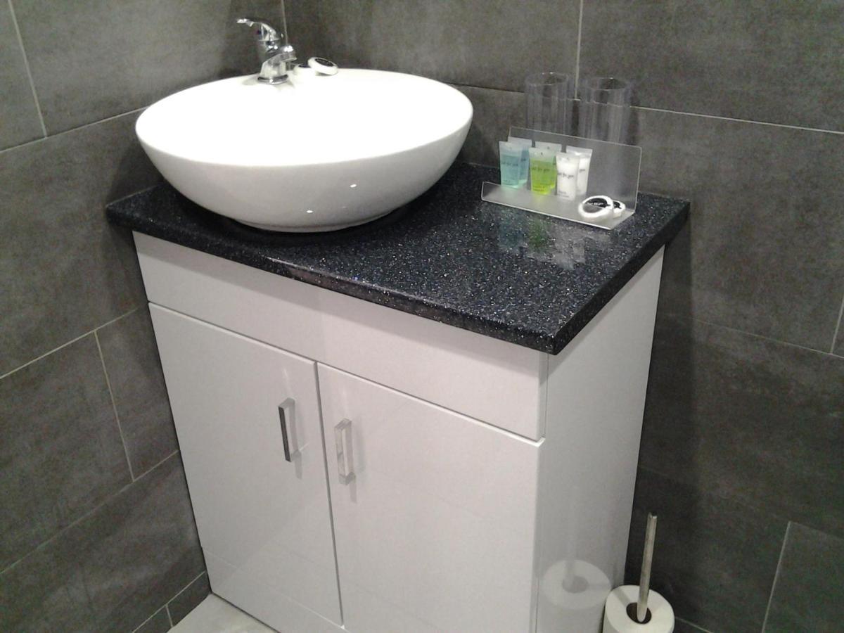 Lady Charlotte Guest Rooms Triple Rooms Dowlais Exterior photo