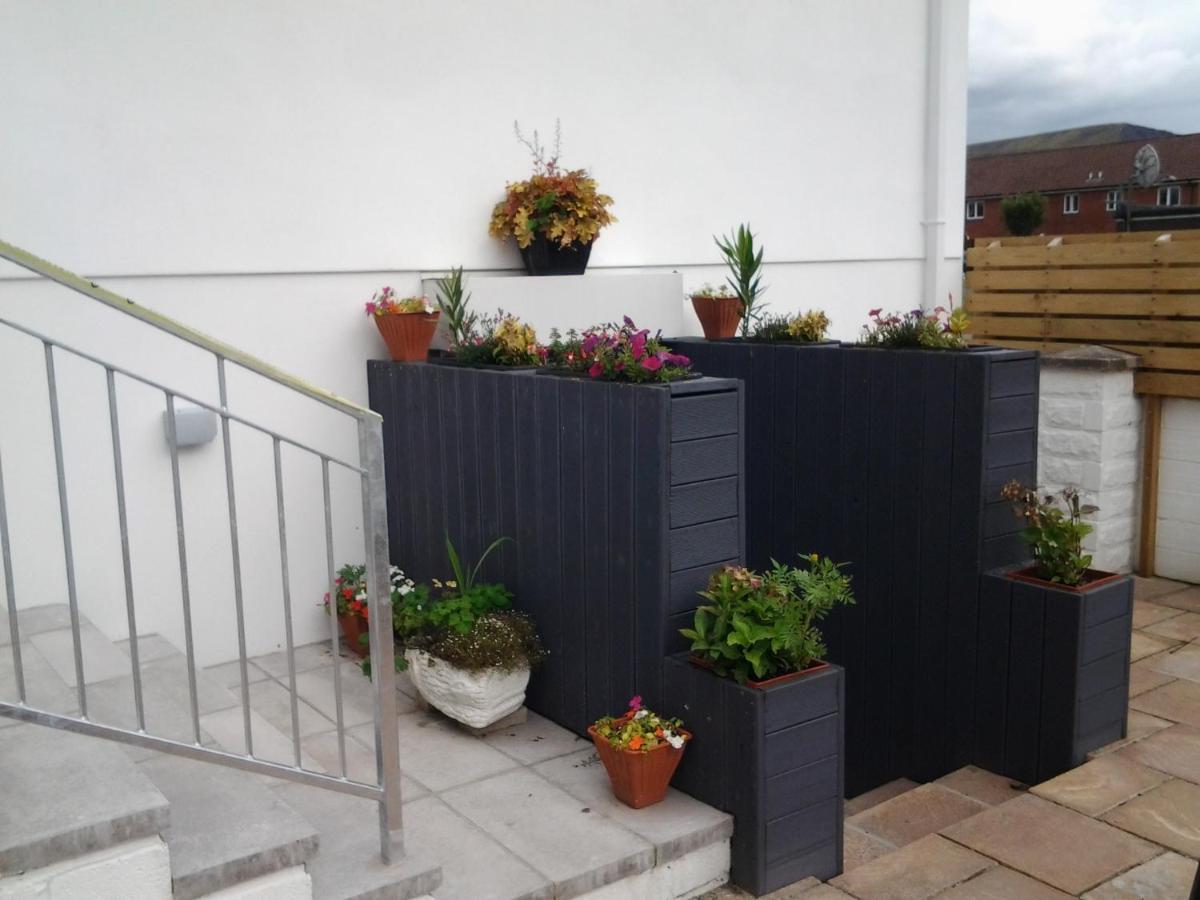 Lady Charlotte Guest Rooms Triple Rooms Dowlais Exterior photo