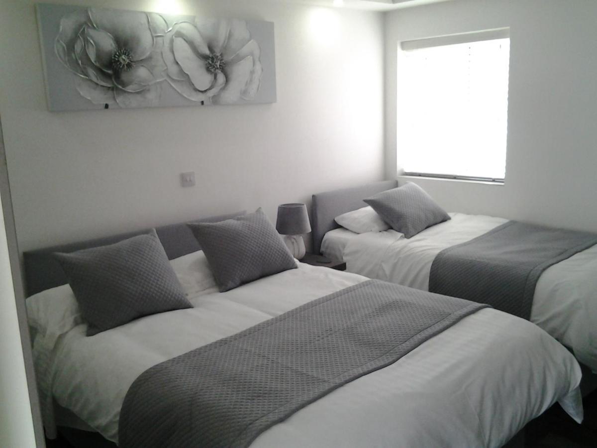Lady Charlotte Guest Rooms Triple Rooms Dowlais Exterior photo